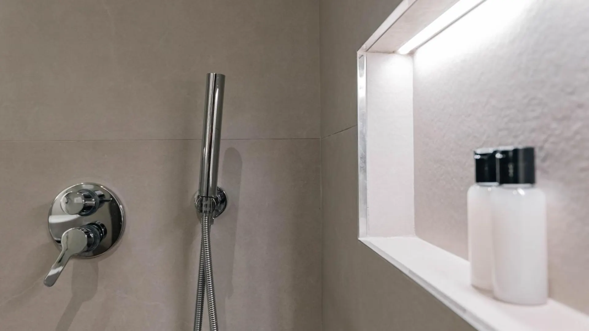 Elif Hotel Sarandë 0*,